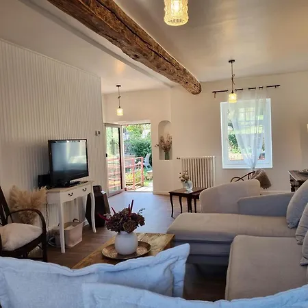 Charme Et Confort A Saint-haon-le-chatel, Animaux Admis